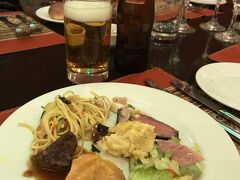 アルマス広場付近のレストラン「トゥヌーバ」でビュッフェでした。
標高約３０００ｍの土地に慣れてきたのか、ビールも飲んじゃってます。
クスケーニャというクスコビールです。

