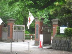 駅前の学習院ですが､正門は目白通りを東へ進んだところにあります