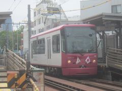 表参道を抜けると､そこは東京さくらトラムの鬼子母神前停留所
ちょうどトラムが来ました