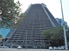 カテドラル・メトロポリターナ(Catedral Metropolitana de São Sebastião do Rio de Janeiro)

リオデジャネイロの守護聖人である聖セバスティアヌスを祀る大聖堂です。


カテドラル・メトロポリターナ：https://en.wikipedia.org/wiki/Rio_de_Janeiro_Cathedral
カテドラル・メトロポリターナ：https://catedral.com.br
守護聖人：https://ja.wikipedia.org/wiki/%E5%AE%88%E8%AD%B7%E8%81%96%E4%BA%BA
聖セバスティアヌス：https://ja.wikipedia.org/wiki/%E3%82%BB%E3%83%90%E3%82%B9%E3%83%86%E3%82%A3%E3%82%A2%E3%83%8C%E3%82%B9
大聖堂：https://ja.wikipedia.org/wiki/%E5%A4%A7%E8%81%96%E5%A0%82