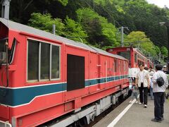 そして、14時17分にアプトいちしろ駅に到着した。
ここからは、国内唯一のアプト式区間となるため、後ろに専用の電気機関車を連結する。