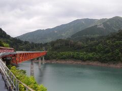 長島ダム駅でアプト式機関車を切り離す。
すれ違った列車は満員だったが、こちらはガラガラだった。
長島ダム駅を出て１５分ほどで、長島ダムにより出来た接阻湖が見えてきた。
平成２年に開業した新線区間を走る。