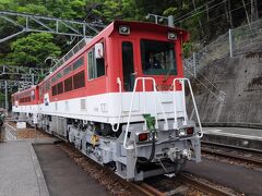 長島ダム駅で、再びアプト式の機関車を連結する。
その機関車は、幅は狭いが、かなり高さがあり、大きく感じられた。