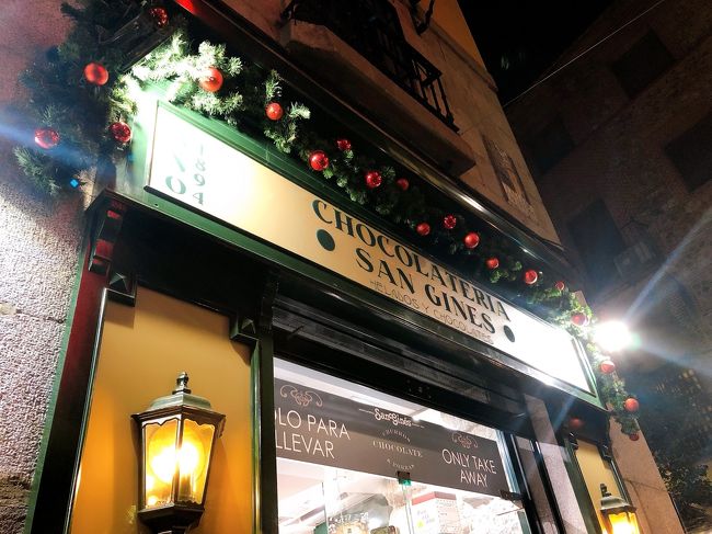 スペインでは、チョコレートドリンクにチュロスをディップして食べるのが定番と聞き、マドリードで有名なお店に来てみました。<br /><br />『CHOCOLATERIA SAN GINES』です。<br />夜でも外まで行列ができている大人気店。<br />列はイートインとテイクアウトで分かれていました。