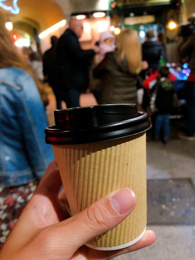 チュロスが結構ボリュームあるな…と思い、注文直前でチョコレートドリンクのみにしました。ドリンクだけ頼む人、あまりいなさそう。<br /><br />チョコレートクリームよりはあっさり、ココアよりは濃厚。<br />体がほかほか温まります。<br /><br />* ホットチョコレート　2.60ユーロ