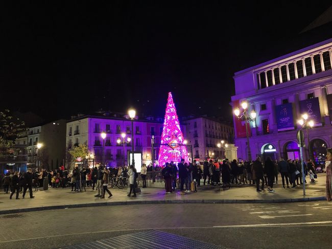 ここにもツリー。どピンクです。<br />ツリー前にパンダの着ぐるみがいて、記念撮影で賑わっていました。