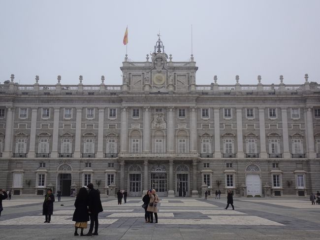 王宮といっても、現在は王族が住んでいるわけではないそう。<br />ただ国の行事では利用されているとのことです。<br />立派な外観です。