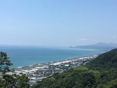 東照宮のあたりから太平洋、駿河湾？を見下ろすと青い海がすごく綺麗でした。
このあたりは久能石垣イチゴというのが有名らしく、海沿いにイチゴのハウスもたくさんありました