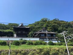 奈良時代に創建された歴史ある古刹。そんなに大きなお寺ではありませんが、高台にあり、眺望はよいです。清見寺の総門と本堂の間を東海道本線が横切っています。以前は寺の前まで海があったのか、他に線路を通せなかったんでしょうね。