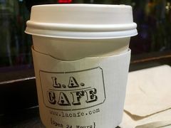 前回LAに来た時にも使った24時間のベーカリーL.A. Cafeで、サンドイッチと紅茶を買ってホテルに戻る。だけどサンドイッチを一口食べただけで、爆睡zzz