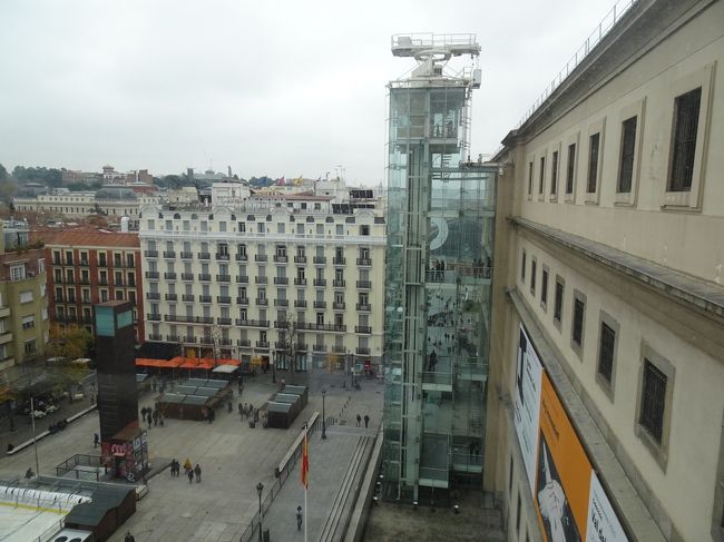 1～4階まであり、特に有名な作品は2階に集まっています。<br />オープン直後は混みそうなので、4階から周ることにしました。<br />エレベーターがスケルトンで楽しい。<br />