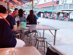 タイ料理はいろいろありますが、私はド定番のトムヤムクンが好きで、バンコクに来たら必ず食べています。今回はカオサン通りから3本くらい後ろの通りにある、「トムヤムクンバンランプ―」でいただきます。
12時前でしたが、お店は賑わっていました。