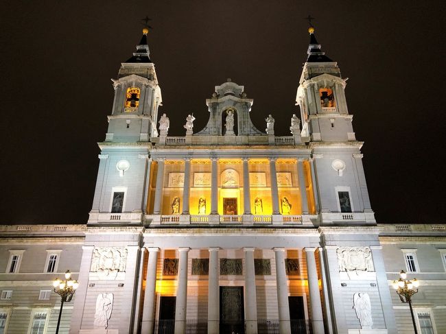 王宮の真向かいにある、アルムデナ大聖堂。<br />午前中来たときはあまり意識しなかったけれど、きれいな場所ですね。<br />夜も来てみてよかったです。<br /><br />翌日はマドリードから日帰りでトレドを観光します。