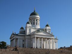 中央駅から海側へ歩くこと数ブロック。
街の中心部にあるヘルシンキ大聖堂へ。