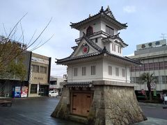 駅前に出てみる。九州の小京都と呼ばれている。人吉城をイメージしたからくり時計。