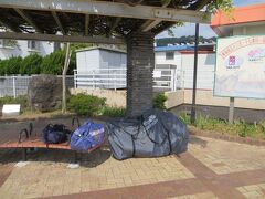 09：45
興津駅に到着しました。駅前の広場で自転車を組み立てます。