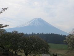 道の駅の富士山展望台に上ってみます。雲が多く、はっきり見えません。