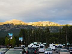 １８時半、レイク・ルイーズ・ビレッジのサムソンモールに戻ってきました。
駐車場から東側に西日を浴びた山並みがそびえているのが見えます。あそこが午前中に行ったレイク・ルイーズ・スキー場です。