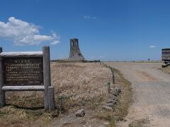 こちらが美しの塔。１２：２３．
もともとはたびたび発生する濃霧から登山者を守る遭難対策のために設置されたもの。最初の設置は昭和２９年。
今日の天気からは想像がつかないけど、標高２０００メートルの山だけに霧も多いだろう。登山者が鳴らした鐘の音は広く牧場に響いていた。