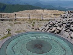 奥に進むと牛伏山の山頂を示すものが。
標高１９９０メートルで２０００メートルにはあとわずか及ばずの山。

平坦な山頂で周囲の眺めが良かった