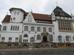 ＜Bomann-Museumボーマン博物館＞
Schlossplatz 7　　　10：45～13：00
http://www.bomann-museum.de/

ツェレ城の向かい側にあるボーマン博物館はニーダーザクセン州の民俗学、州とツェレの歴史、そしてかつてのハノーファー王国の歴史などの博物館として1892年に開設されたもので、ニーダーザクセン州最大の文化史博物館の一つと云われている。
開館時間：火～日11時から17時。

写真はボーマン博物館：正面