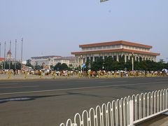 ◆断念

ここまで２０分程並んでいたが、面倒なので毛主席記念堂は諦めた。