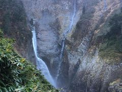 水が多いようです。たいがい湿ってる程度なのに、しっかり水の筋が見えます。さらに右にも見えるような。