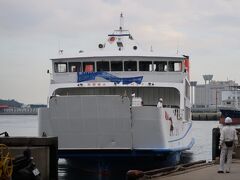 瀬戸内国際芸術祭2019（秋会期）が開催されている本島へ。丸亀港からフェリーで。