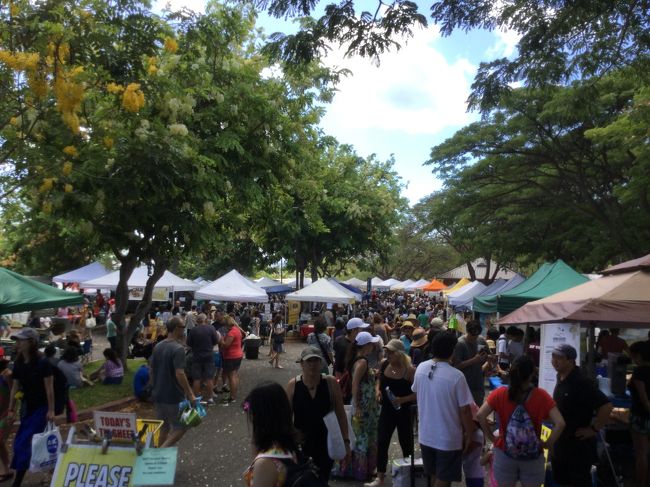 翌朝は土曜日だったので、JTBのOLIOLI(オリオリ)トロリーバスに乗って、KCCファーマーズマーケットに行きました。