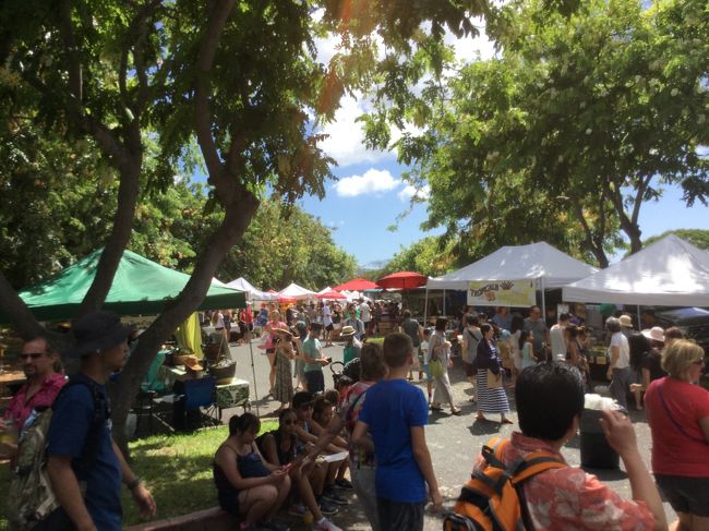 食料品や雑貨を売っているお店がたくさん。