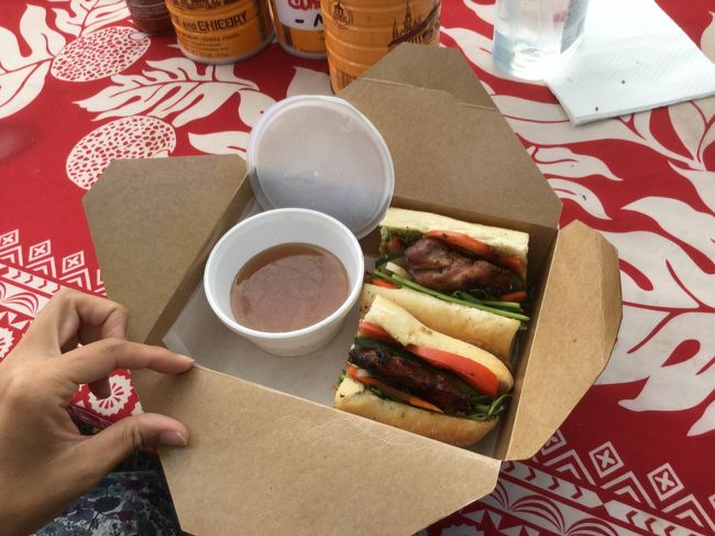 朝食にベトナム料理のバインミー(ベトナムのサンドウィッチ)やフォーなどを食べました。朝市だからキャッシュだけかなと思っていたら、バインミーの支払いもクレジットカードでできました。ハワイで現金が必要だったのは、公共バスのTheBus(ザ・バス)だけでした。<br />