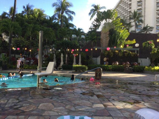 ホテルに帰ってから、ワイキキビーチとホテルのプールで泳ぎました。<br />