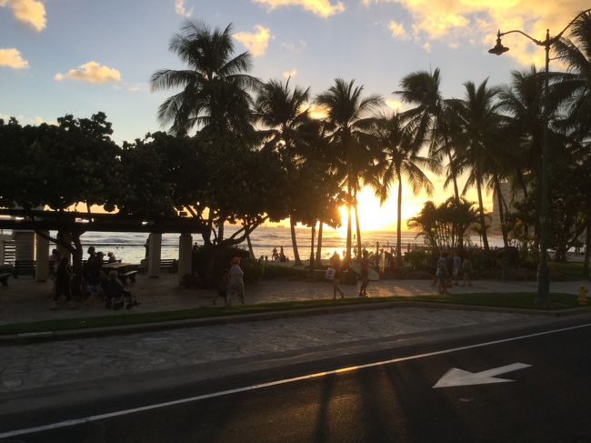 日が沈んできたので、夕食に出かけます。