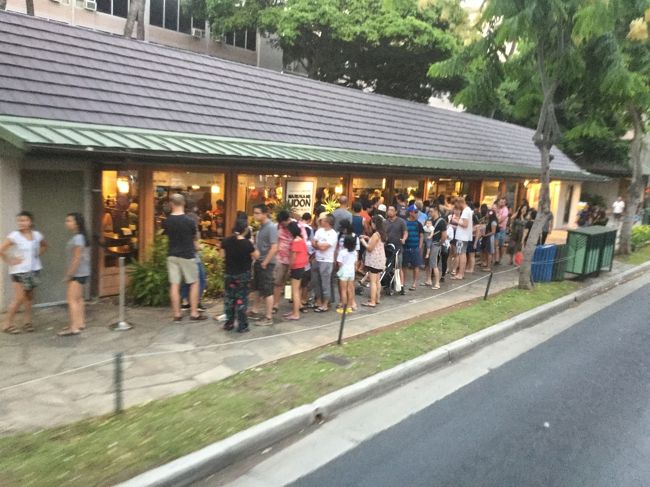 すごい行列のお店だなと覗いてみたら丸亀製麵でした。