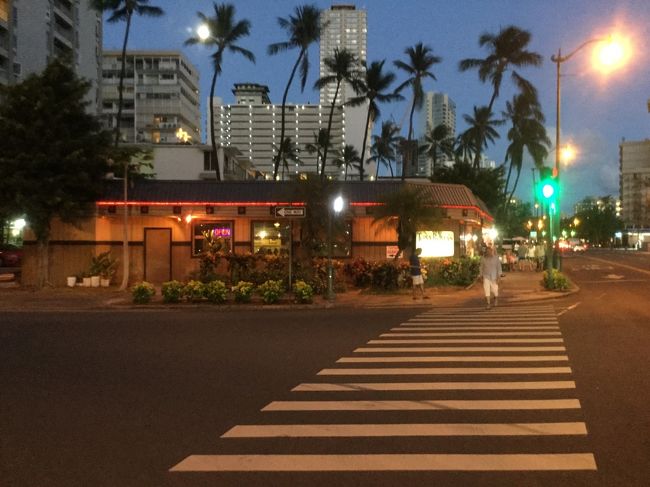 JTBのバスに乗ってヒルトンで下車。そこから徒歩5分のところにあるトニーローマ(TonyRoma's)に来ました。