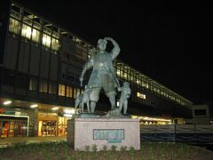 朝の4時過ぎ岡山駅着です。
駅前まだ真っ暗～。