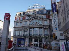 レスタウラドーレス（Restauradores）広場でバスを降ります。
ここからリスボンのミニ散策です。
目の前に５つ星のホテル 「アベニーダ パレス（ Avenida Palace）」が
見えます。
手前にある赤地に白い「Ｍ」の看板が
地下鉄ブルーラインのレスタウラドーレス駅の入り口です。
