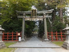 本塩釜駅前からの坂道を登って(これが結構急でしてかなりしんどい)いくとそこそこ広い駐車場があり、その奥に境内が広がっています。
まあ、さらに石段を登らされるわけでまたまたしんどい。