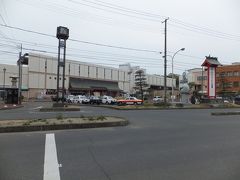 JR仙石線の本塩釜駅へ戻りました。神社っぽい屋根が一部分だけ再現されている中途半端な駅舎。2階がホーム。
東塩釜、塩釜、西塩釜と似た駅が近くにあるので注意。
駅の反対側の海へ行ってみましょう。