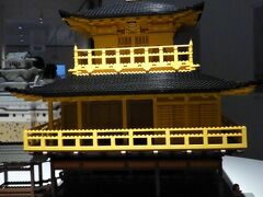 金閣寺は「古都京都の文化財」として1994年に登録された文化遺産。
屋根の上の鳳凰まで再現されていました。
（使用したレゴブロック：3,600ピース！）

