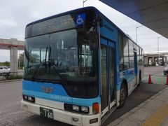 石垣空港からは路線バスで市街地に向かいました。
30分ほどのバスの旅です。