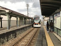 東岩瀬駅。
東岩瀬駅には、唯一旧JR富山港線の駅舎とホームの一部が保存されている。
左手は旧JR駅舎とホーム。
右手は富山ライトレールのホーム。

車体の低いライトレールとのホームの高低がわかる。

すれ違い設備のない単線の東岩瀬駅は、上りと下りのホームは同一ホームではなく2面ある。
富山行上りホームは旧JR駅の前（写真）。
踏切を越えた場所に下り岩瀬浜行きのホームがある。