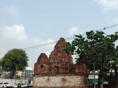 プラーン ケークPrang Khaek.
街の真ん中にある古代遺跡です。
レンガが崩壊しそうですが、入場無料で入りやすい公園です。