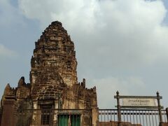 プラーン サームヨートPrang Sam Yod、サルが多い遺跡です。
ここには明日入ることにしてさらに歩きます。