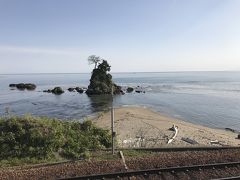 女岩。
雨晴海岸を代表する奇岩、女岩。
富山湾越しに聳える北アルプス立山連峰の山並みを、女岩と茂る松の木が絶景の風景をより一層醸し出す。