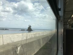 雨晴海岸の車窓。
女岩。雨晴海岸の奇岩の風景を代表する女岩。