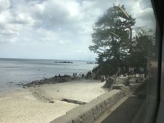 雨晴海岸の車窓。
義経岩。源義経侍従が奥州藤原氏を頼り落ち延びる途中、弁慶が持ち上げた岩で雨宿りした「義経雨はらしの岩」伝説から「雨晴」の名前の由来となり、由来の岩が義経岩である。