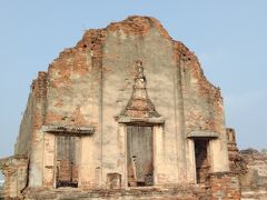 それから、ロッブリー駅前にある遺跡に行きます。
ワット プラ シー ラタナー マハータート、礼拝堂(ヴィハーン・ルアン)東正面。
朝の涼しい時間に入ります。
入場料一人50バーツ。