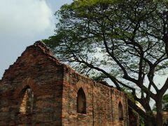 チャオプラヤーウィチャエーンの家、
もともとはフランス大使のために建てられた建造物だそうです。
ここにも誰もいませんでした。
レンガが壊れて廃墟に近いです。
入場料一人50バーツ。
