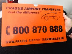 プラハ到着。

空港からは送迎サービス（ホテルのではない）をお願いしておきました。
二人で490コルナ。
荷物受け取って外に出ると、このプレートを持っている人と合流。